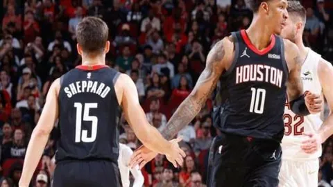 “信仰冲突引争议！萨拉赫晒圣诞树照，网友惊呼：这禁忌你竟敢触犯？”