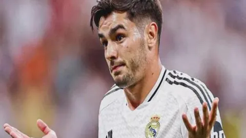 暗夜女王重临：魔女战甲闪耀，性感长腿显磅礴之力